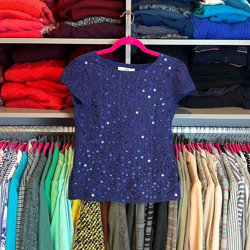 Loft navy lace with sequins cap sleeve scoop neck top size XSā